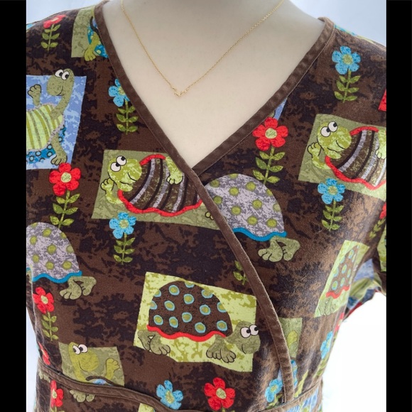 White Cross Brand Scrub Top, Turtle Scrubs, Size Large, tie waist - Picture 8 of 15